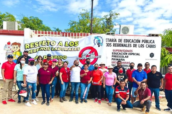 Profesores protestando con pancartas