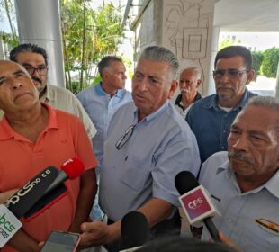 taxistas dando declaración a los medios por plantón en palacio