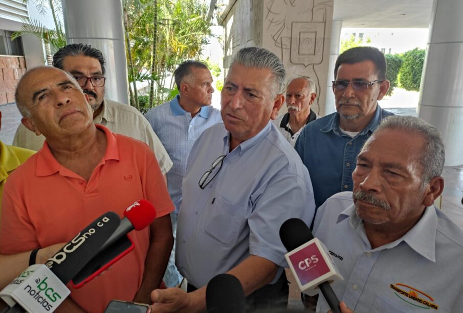 taxistas dando declaración a los medios por plantón en palacio