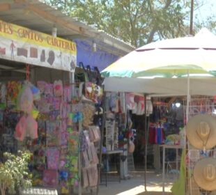 Comerciantes del Tianguis La Ballena, en Los Cabos