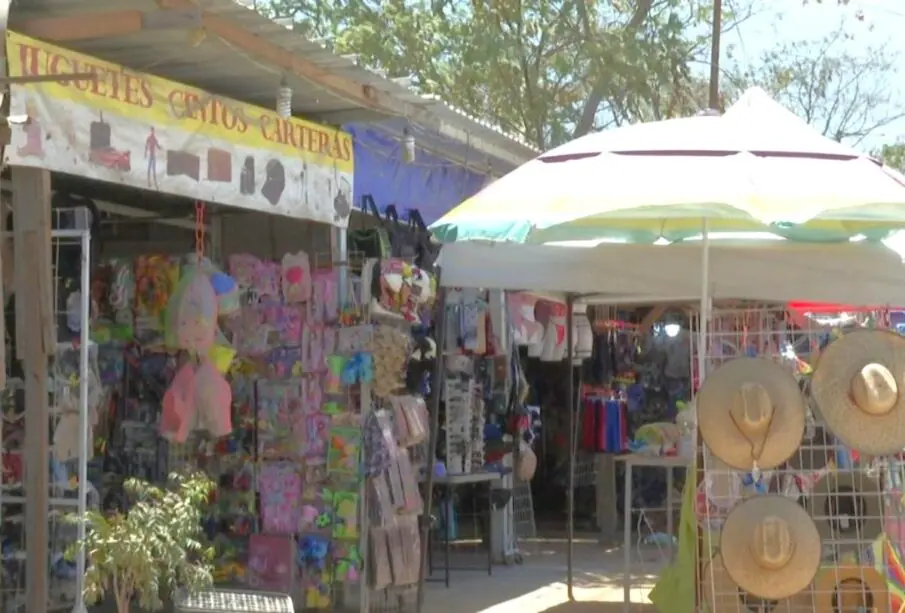 Comerciantes del Tianguis La Ballena, en Los Cabos