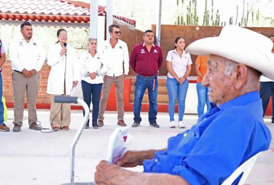 Dan atención médica a personas de escasos recursos de La Paz
