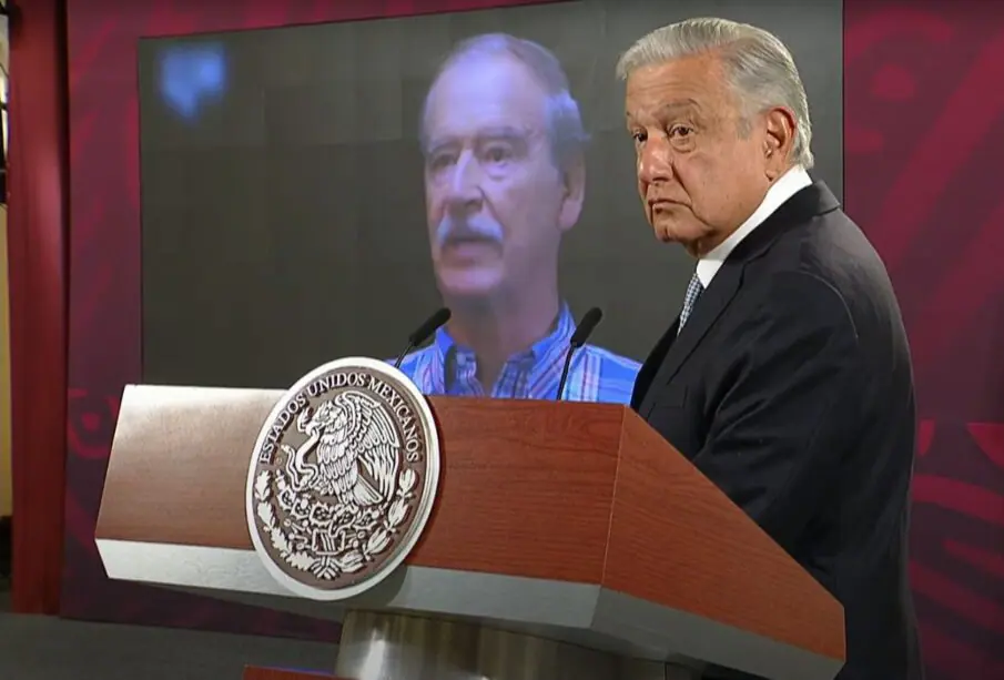 AMLO exponiendo entrevista de Fox en nueva sección