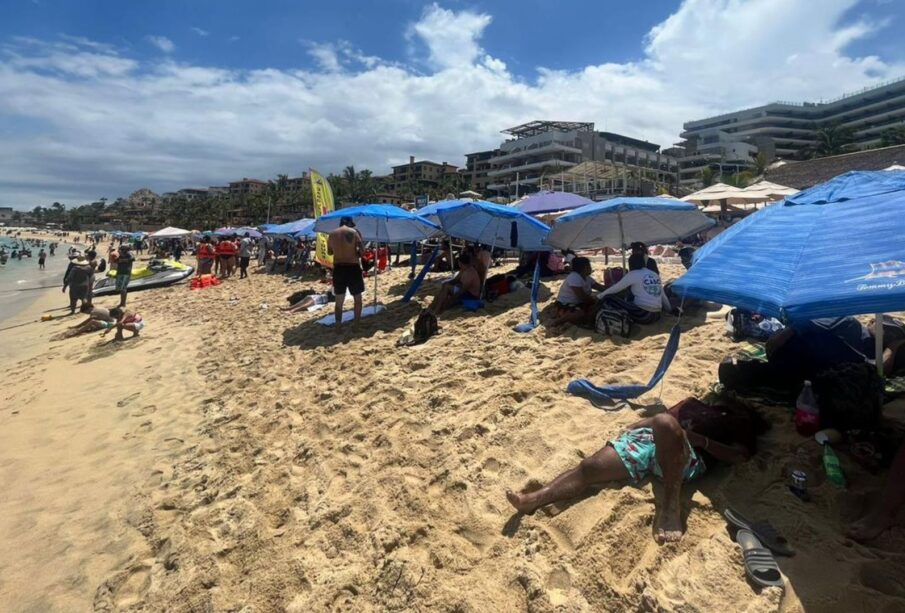 Afluencia de turistas en playas de Cabo San Lucas.