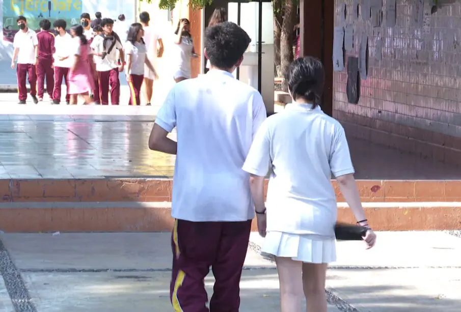 Alumnos de escuela secundaria en el patio del colegio