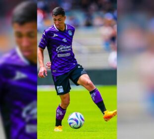 Andrés Montaño Mora jugando con balón