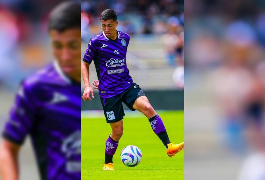 Andrés Montaño Mora jugando con balón