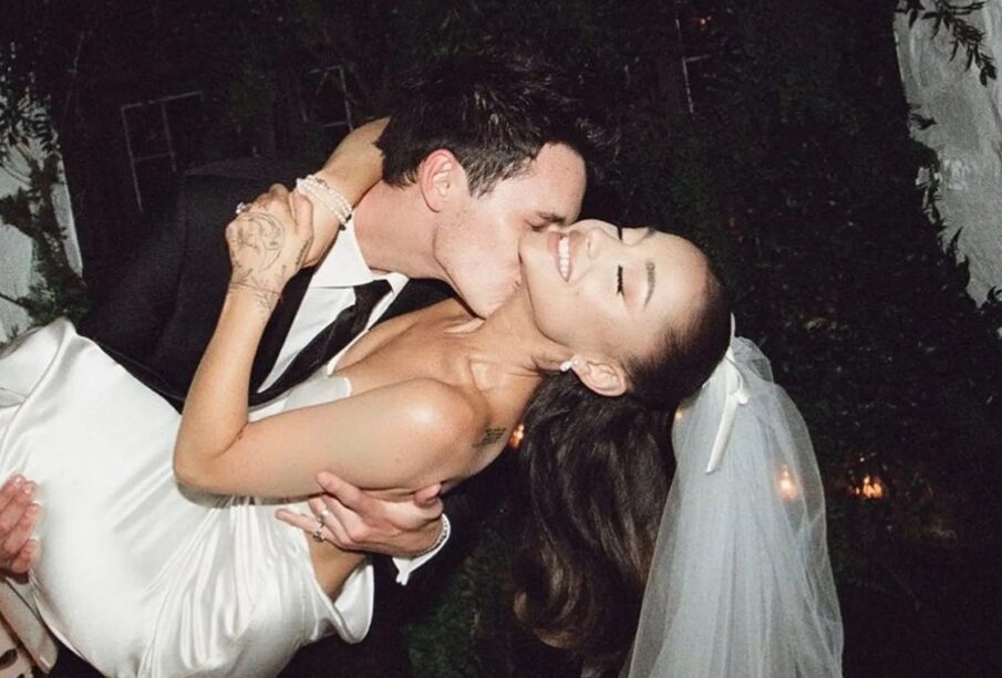 Ariana Grande y Dalton Gomez durante su boda en mayo de 2021.