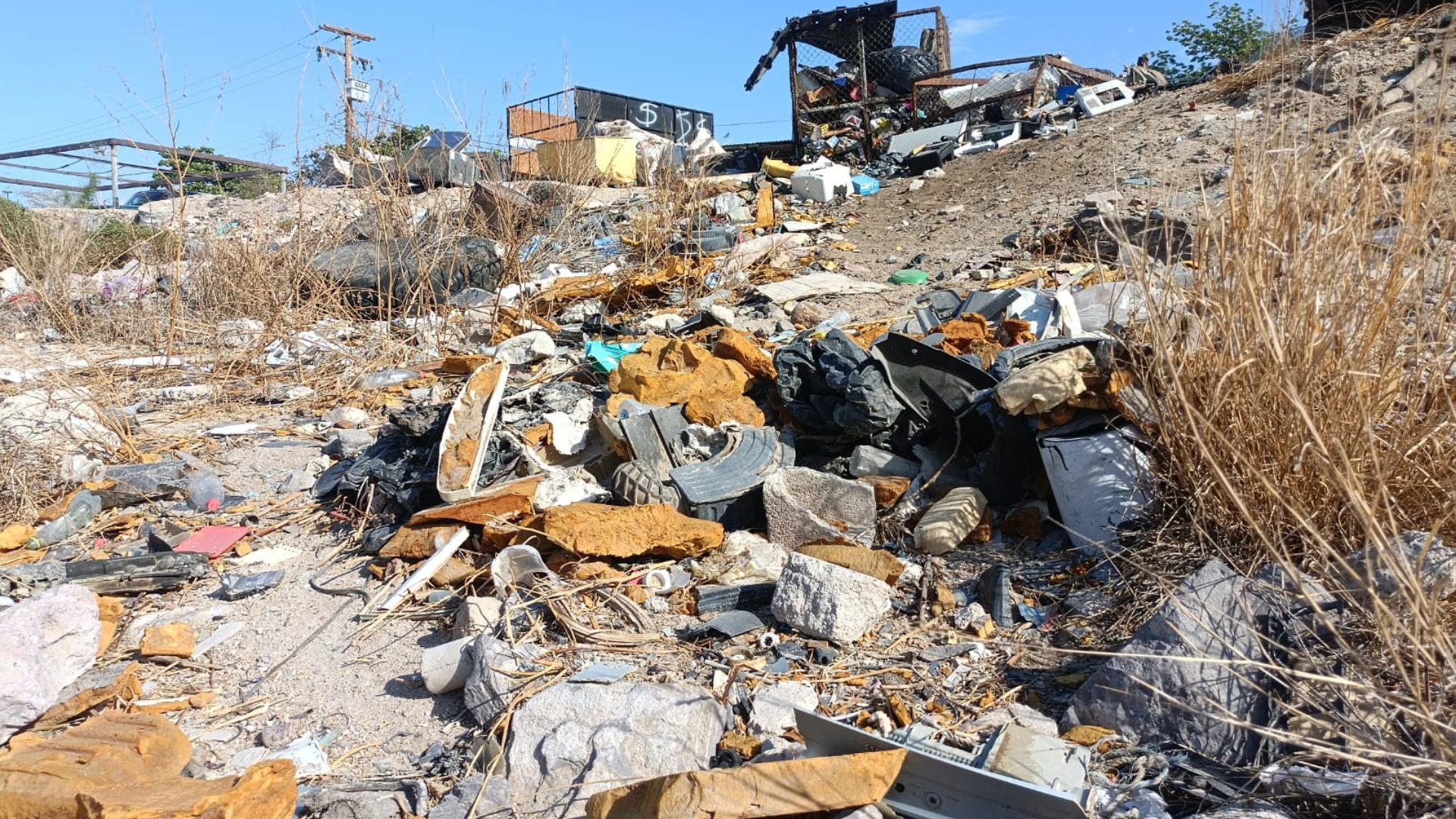 Arroyo lleno de basura ubicado sobre las calles Allende y Rosales de la colonia Benito Juárez