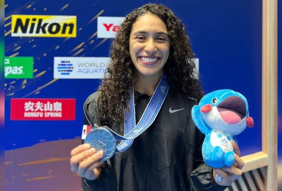 Atleta sudcaliforniana Gaby Agúndez sosteniendo una medalla de plata