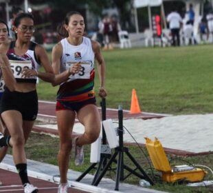 Atletas sudcalifornianas corriendo durante los CONADE 2023 en Tabasco.