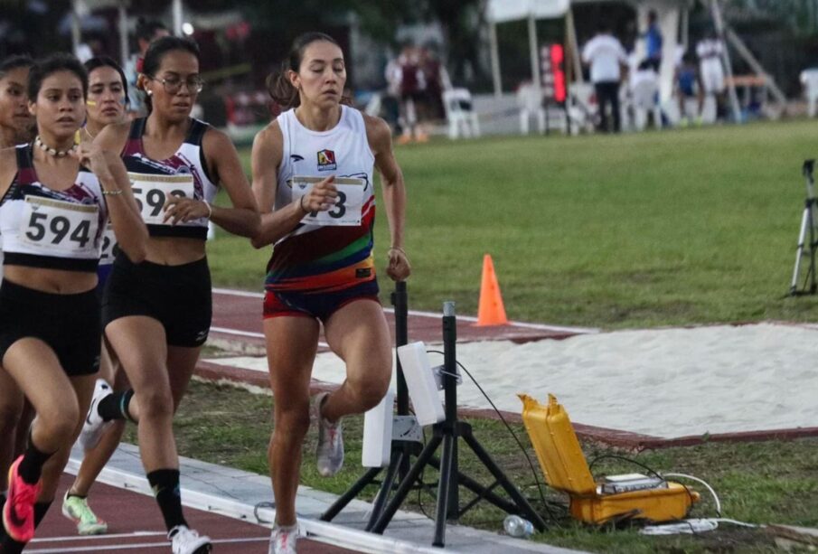 Atletas sudcalifornianas corriendo durante los CONADE 2023 en Tabasco.