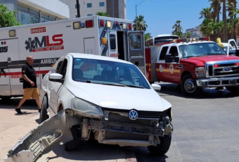 Automóvil chocó en el boulevard Lázaro Cárdenas.