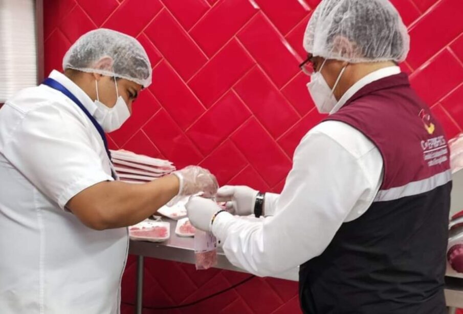 Autoridades sanitarias inspeccionando restaurante de mariscos en La Paz