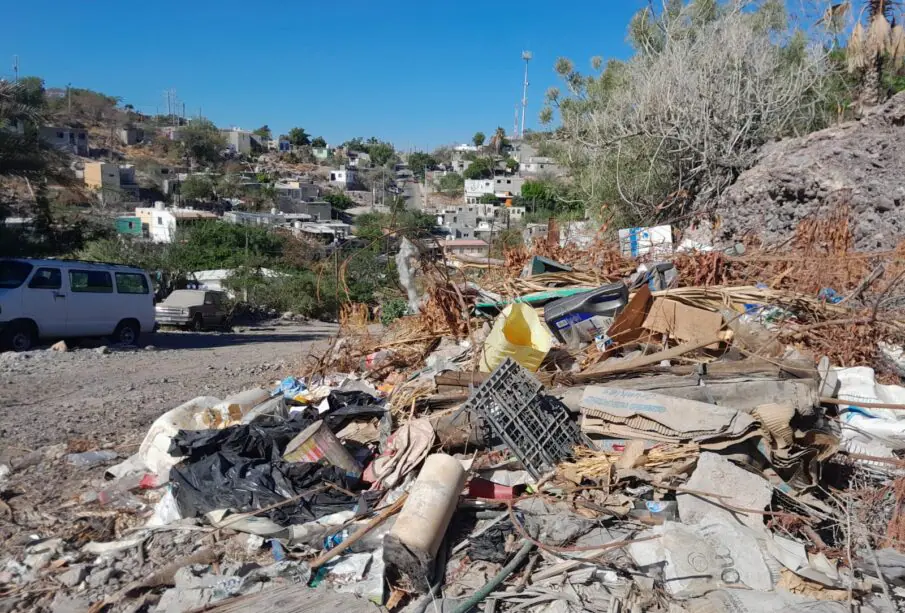Basura acumulada en calle de terracería