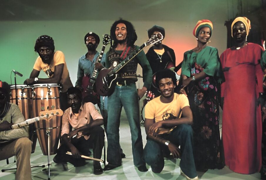 Bob Marley junto a músicos