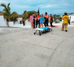 Bomberos atendiendo a turistas por intoxicación