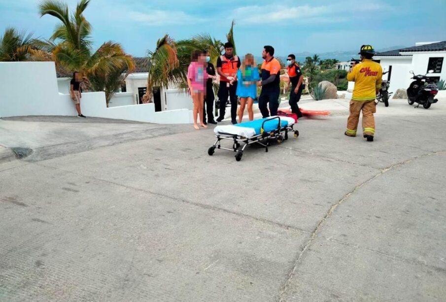 Bomberos atendiendo a turistas por intoxicación