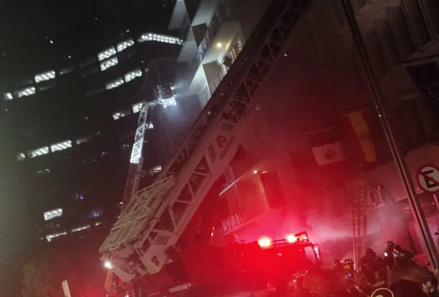 Bomberos en incendio de hotel