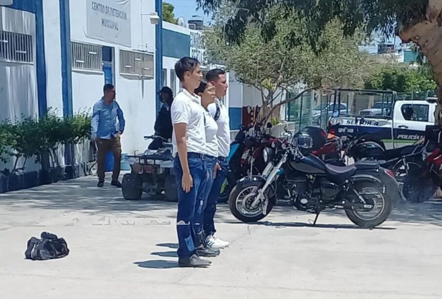 Cadetes de Seguridad Pública parados bajo el sol