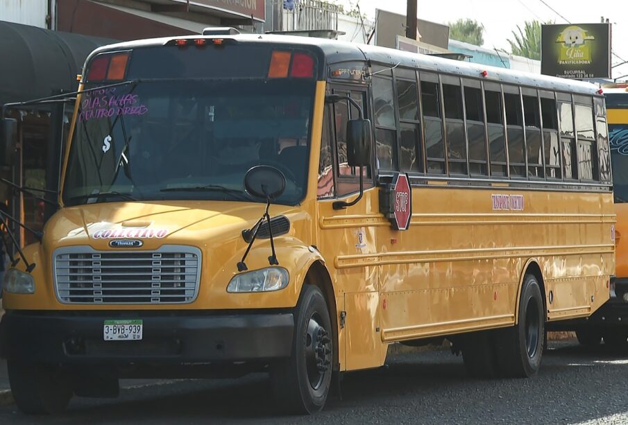 Camión del transporte público en base