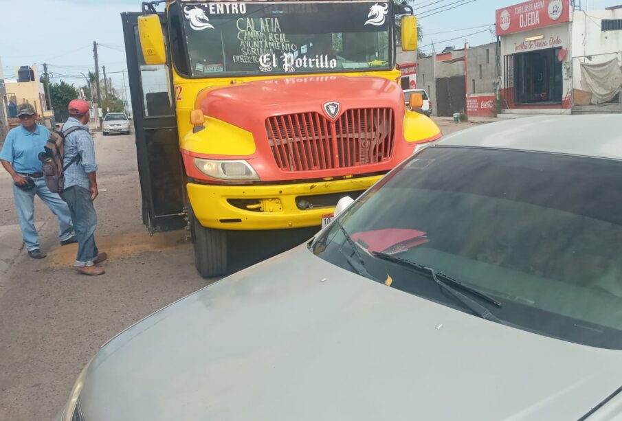 Camión que chocó contra automóvil en la colonia Arcoíris 3