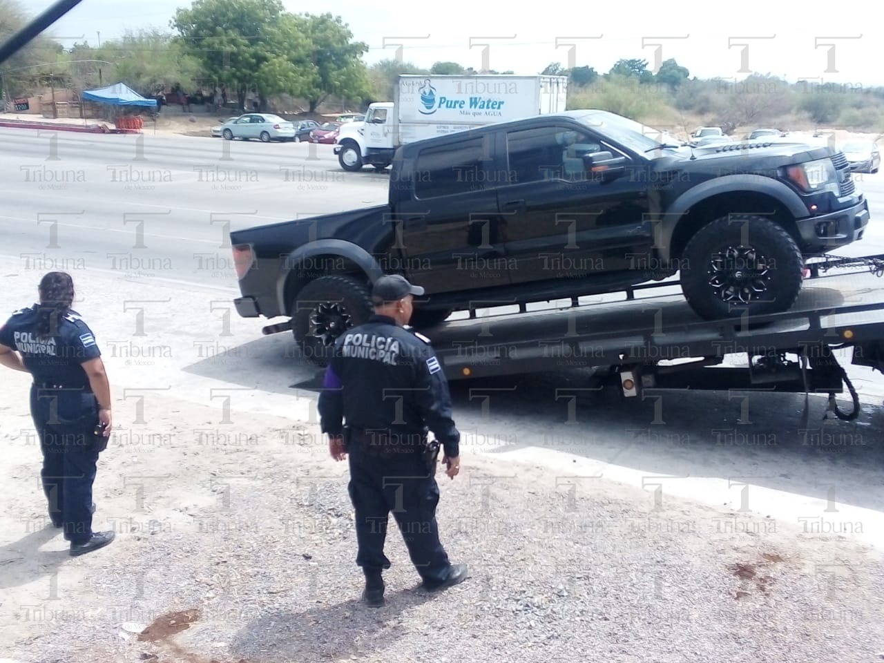 Camioneta negra asegurada por la policía municipal y elementos de la Marina Armada de México en La Paz