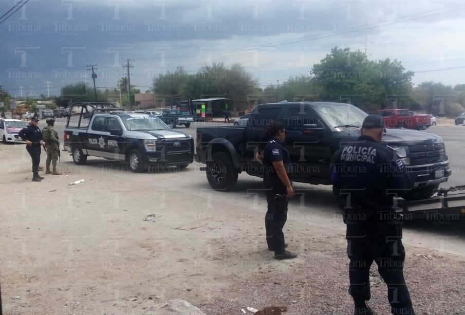 Camioneta negra siendo trasladada en una grua por la policía municipal y elementos de la Marina Armada de México en La Paz