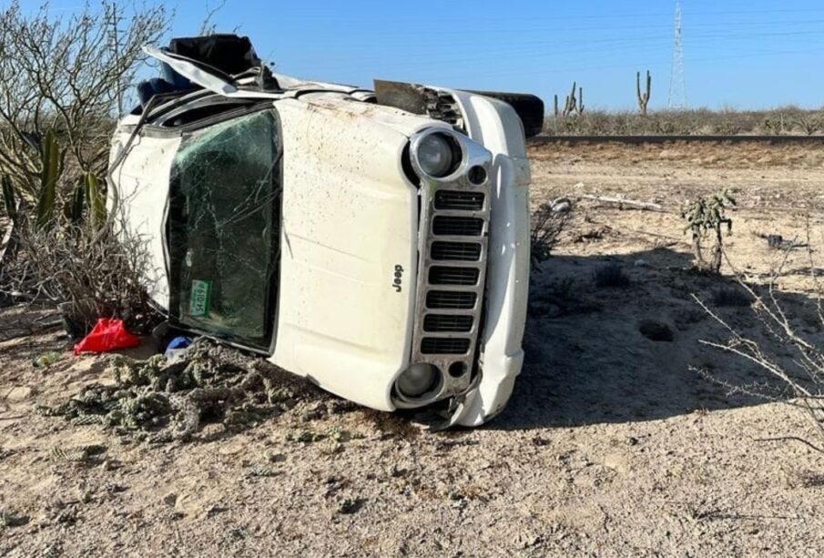 Camioneta volcada en la carretera Transpeninsular.