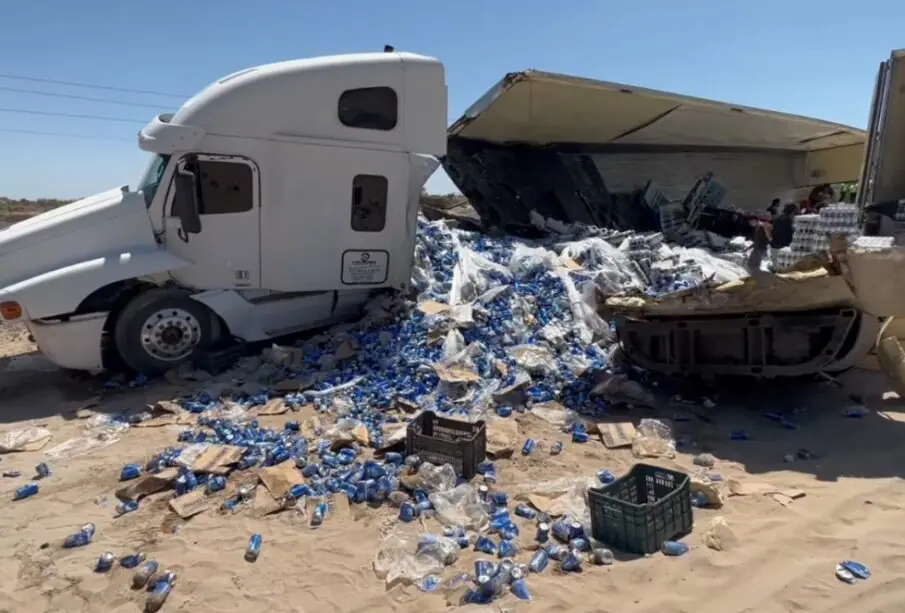 Cervezas regadas en el tramo carretero Guerrero Negro - Vizcaíno tras volcadura