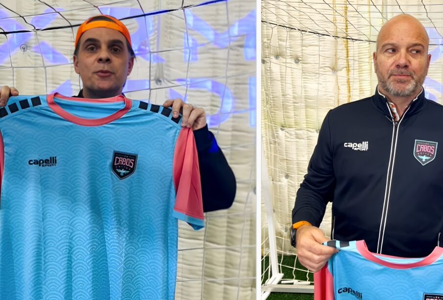 Christian Martinoli y Luis García sostienen las camisetas de Los Cabos United.