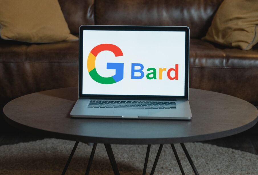 Computadora sobre una mesa con el programa Bard de Google