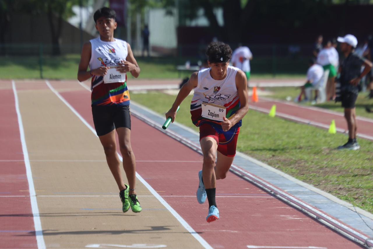 Delegación de atletismo de Baja California Sur entrenando.