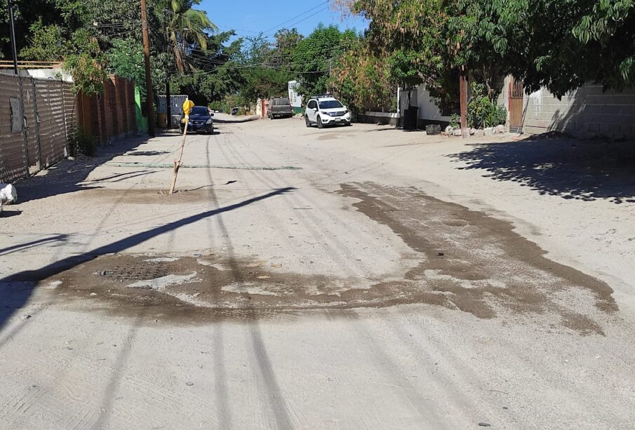 Derrame de aguas negras en la calle Matteotti.