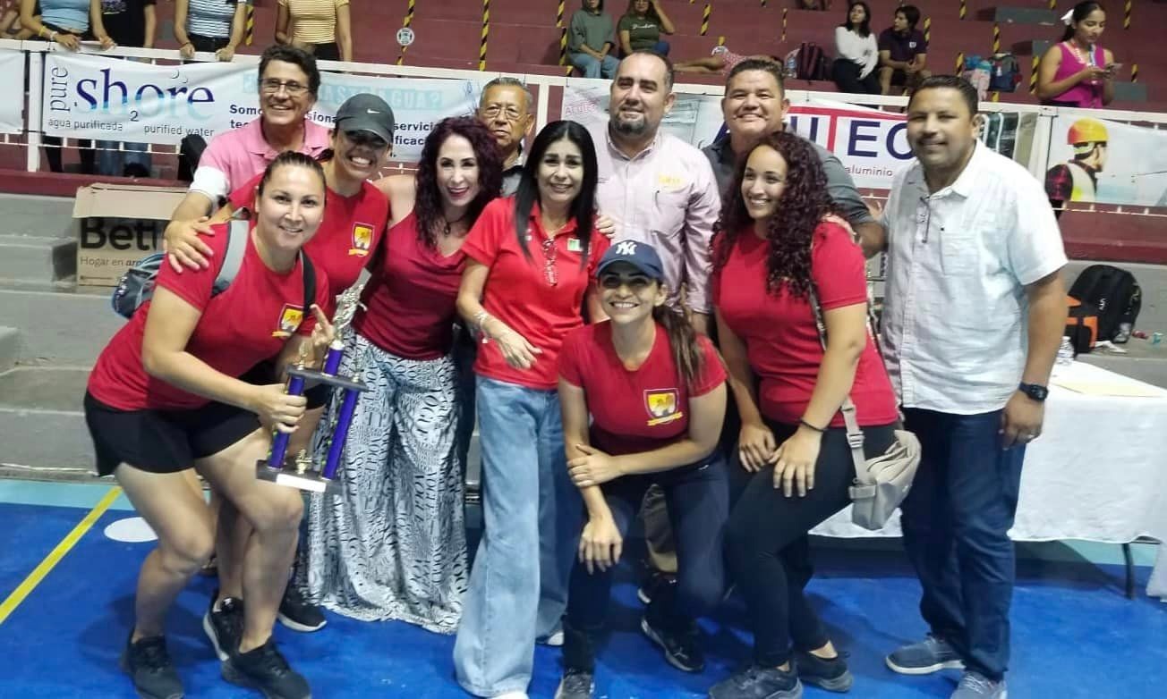 Docentes participantes en el Torneo de voleibol magisterial mixto en Cabo San Lucas