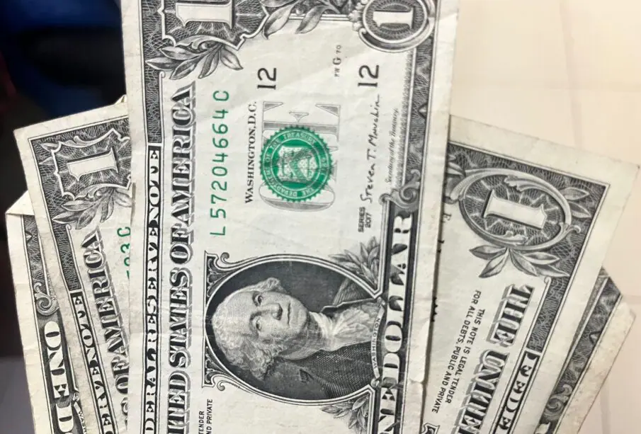 Dolares