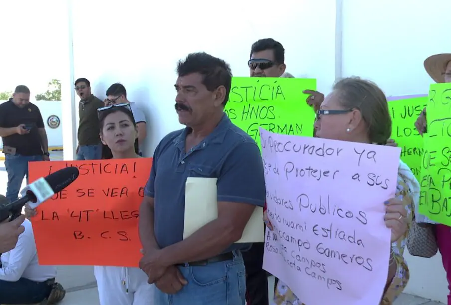 El señor José Hernández Geraldo y familia manifestándose en la PGJE.