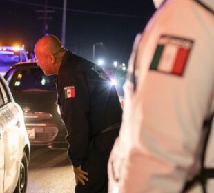 Elemento de la policía municipal deteniendo a automovilista