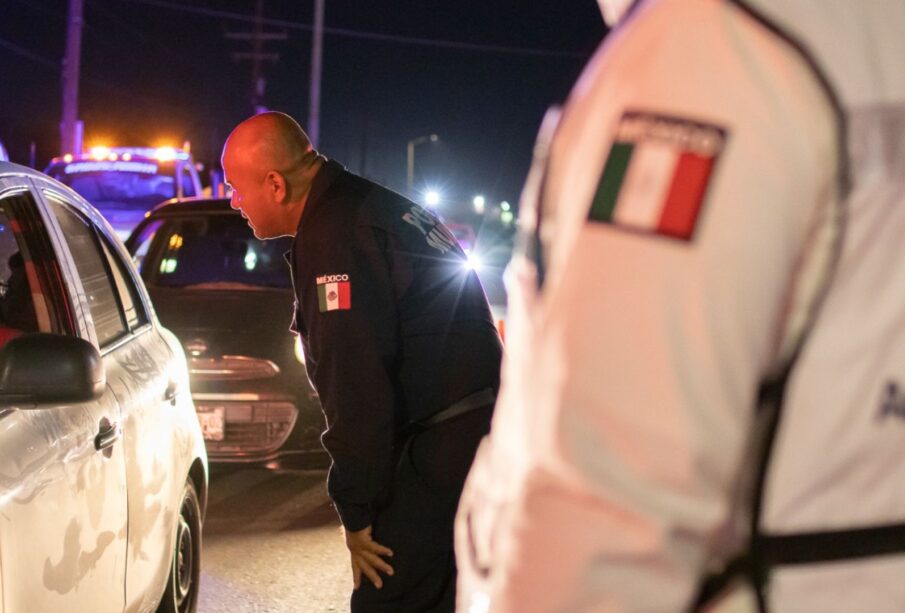 Elemento de la policía municipal deteniendo a automovilista