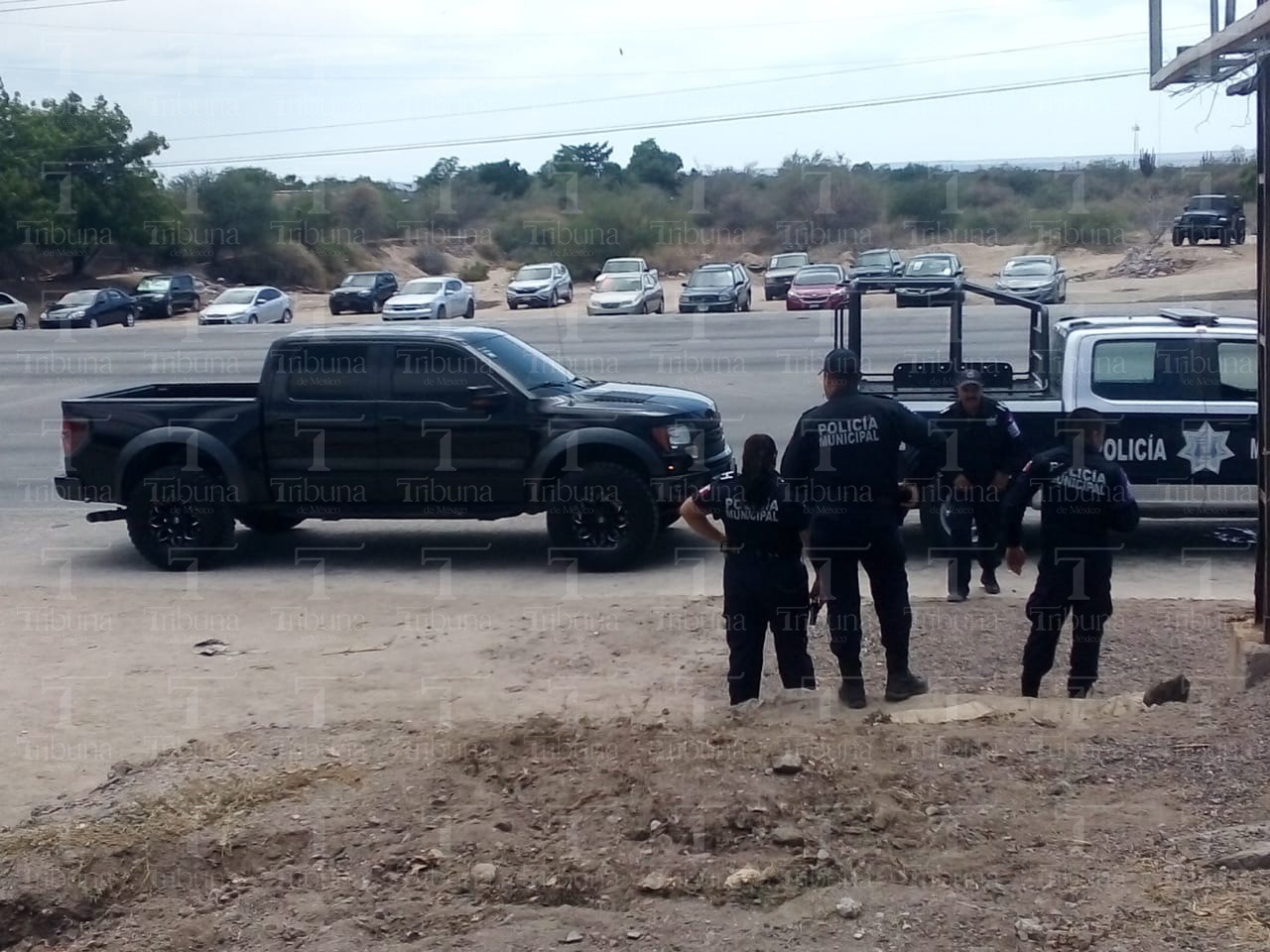 Elementos de la policía municipal y elementos de la Marina Armada de México asegurando una camioneta negra en La Paz