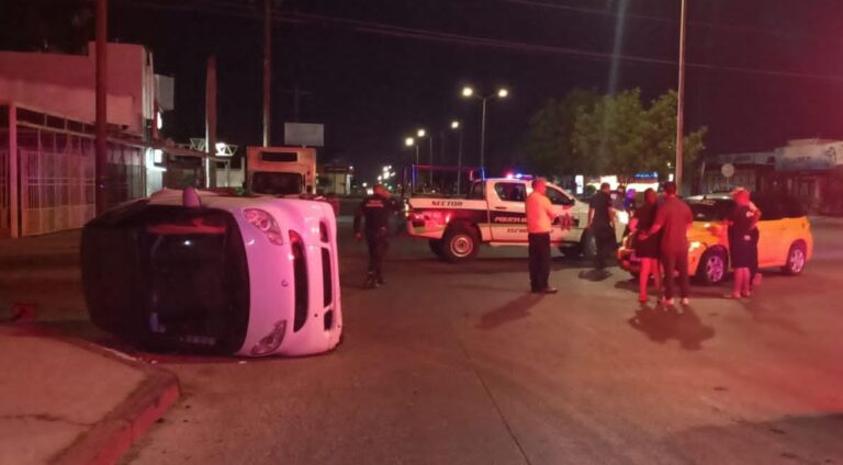 Elementos de seguridad en sitio de accidente vehicular