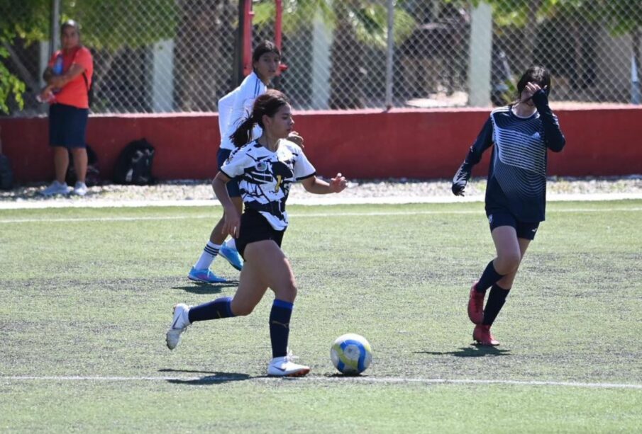 Equipo femenil de fútbol de Los Cabos durante partido