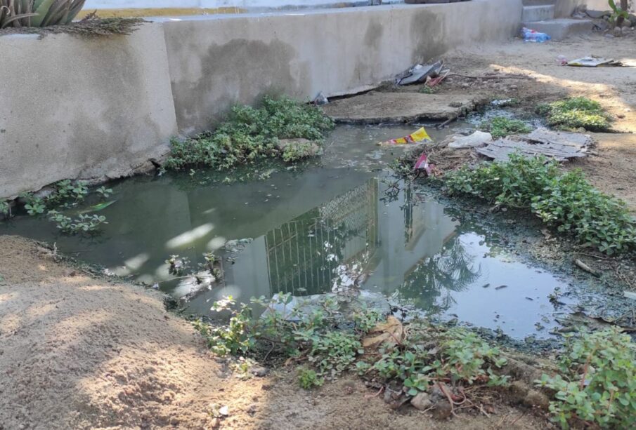 Fuga de aguas negras en las calles Escuela Normal Urbana entre Emiliano Zapata y Bonifacio Salinas Leal, en la colonia Los Olivos