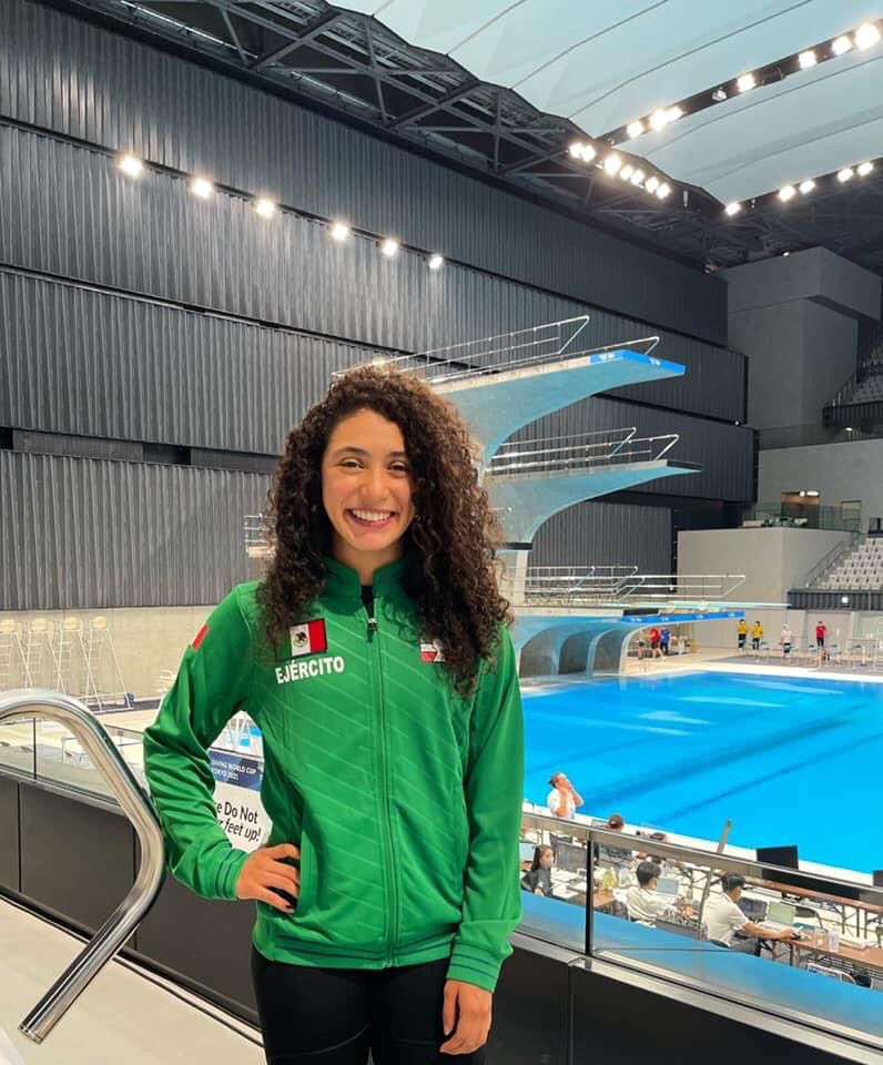 Gaby Agúndez posando con uniforme representativo de México