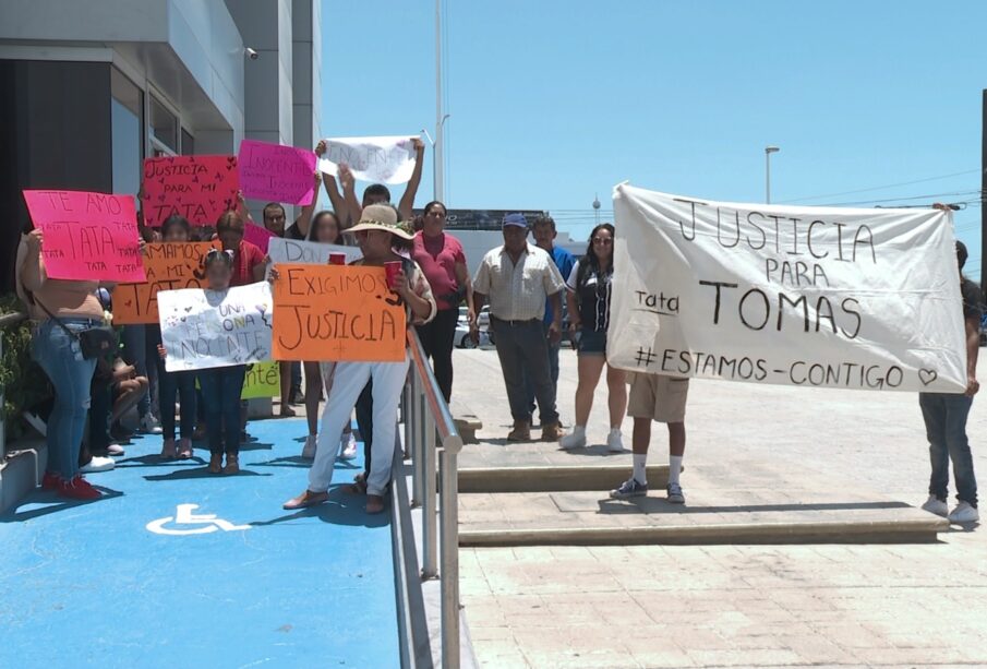Grupo de manifestantes frente al frente al Centro de Justicia Penal pidiendo justicia por Tomas N