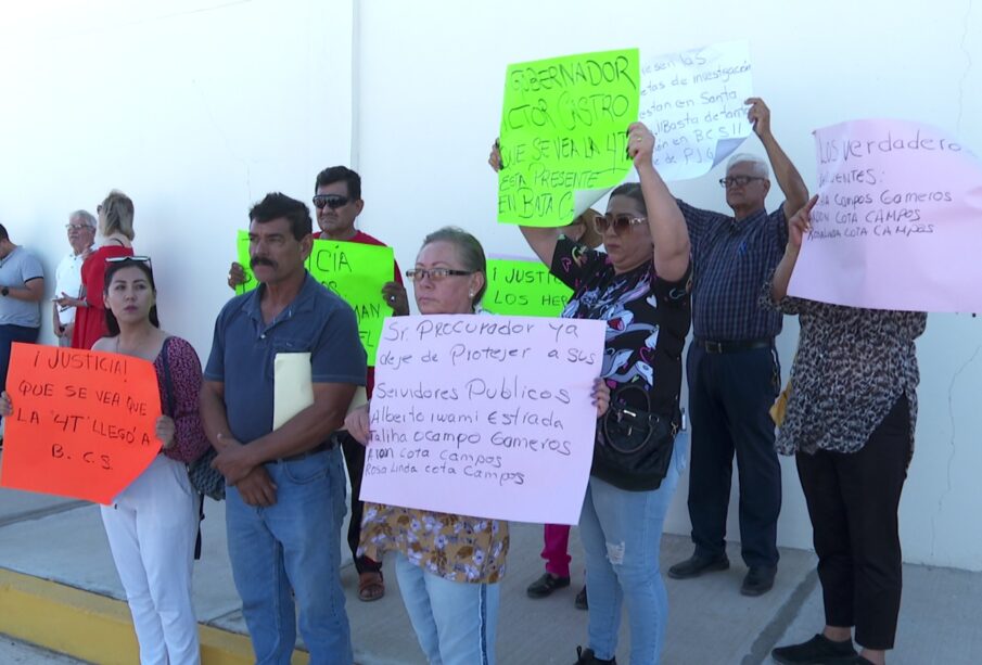 Grupos de manifestantes en la mañanera de AMLO en La Paz