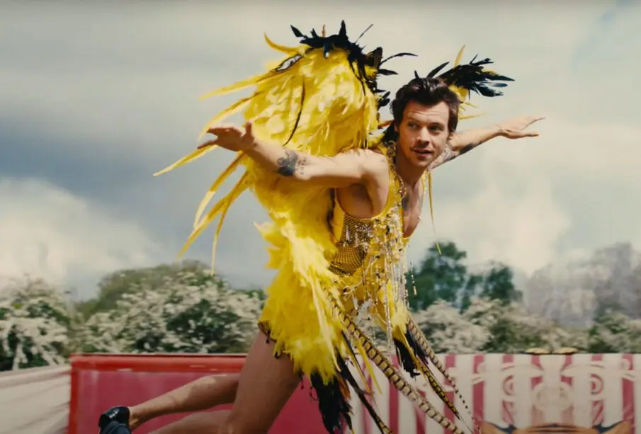 Harry Styles en el video de Daylight usando un trjae amarillo con alas