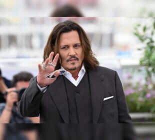 Johnny Depp reaparece con bastón tras desmayo en Budapest