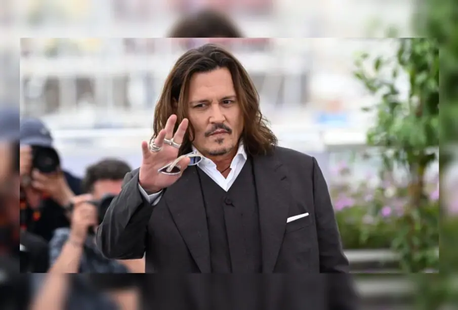 Johnny Depp reaparece con bastón tras desmayo en Budapest