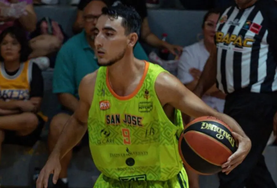 Jugador de Choyeros de San José del Cabo durante partido contra Nogales Guinda y La Tribu Hermosillo.